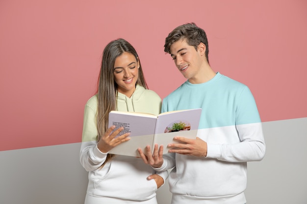 Vista frontal do homem e mulher segurando o livro