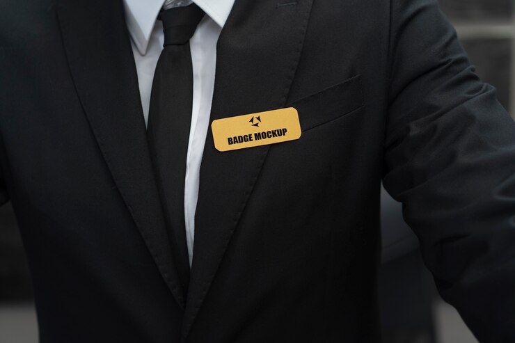 PSD vista frontal hombre con insignia