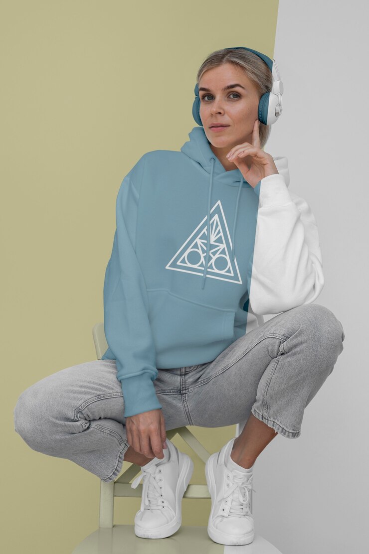 PSD vista frontal de la mujer elegante en sudadera con capucha con auriculares