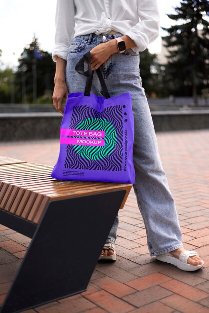 Vista frontal de una mujer posando con una bolsa de mano