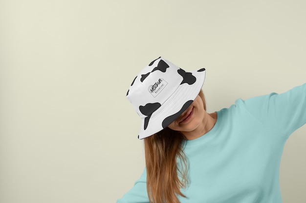 Vista frontal mujer posando con sombrero de cubo