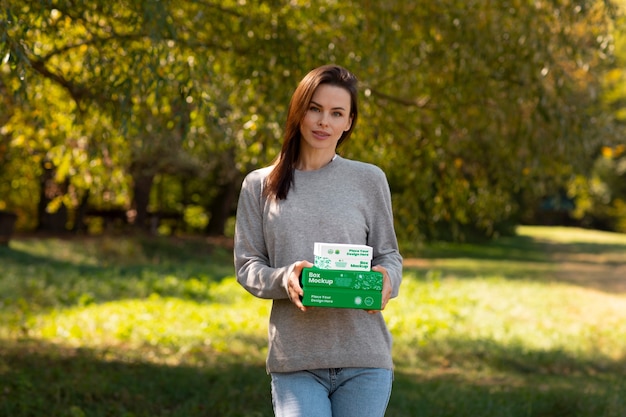 Vista frontal mujer sosteniendo caja