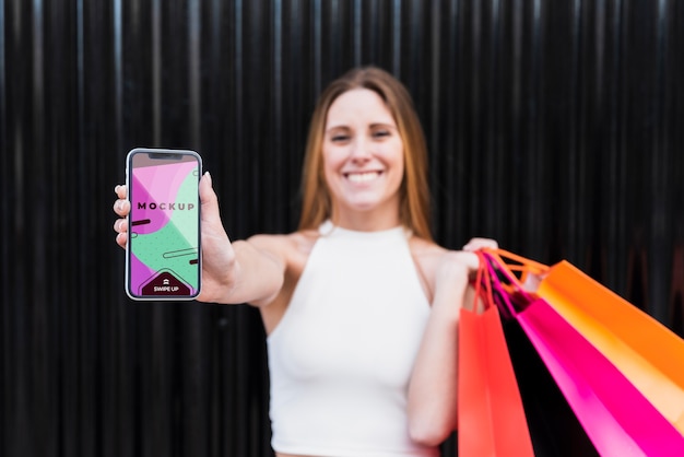 PSD vista frontal mulher sorridente segurando o telefone