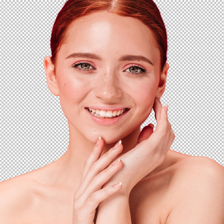 PSD vista frontal de una sensual chica caucásica con una sonrisa linda fotografía de estudio de una refinada mujer desnuda aislada sobre un fondo rojo