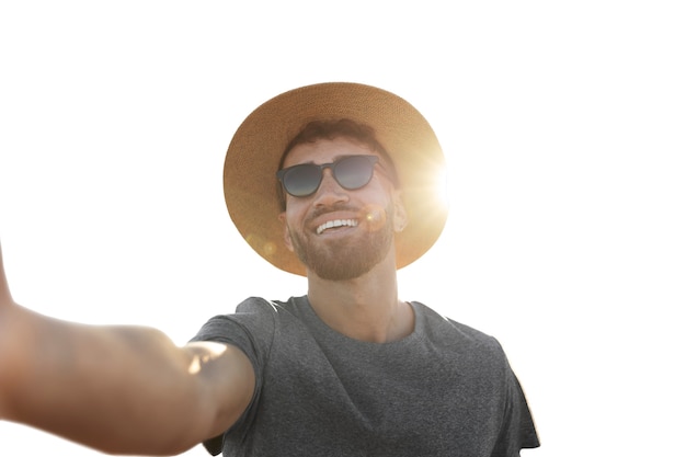 PSD vista frontal sonriente hombre con sombrero