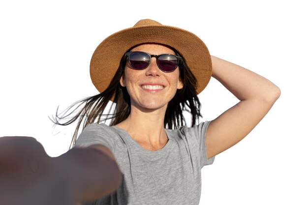 PSD vista frontal sonriente mujer con sombrero