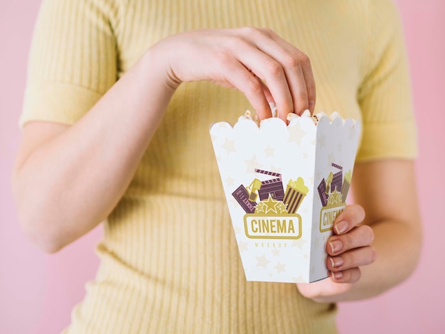 Vista frontale della donna che mangia popcorn