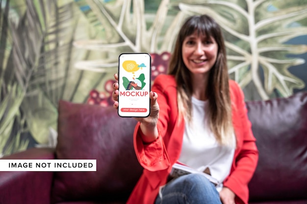 Vista frontale di una donna mockup che tiene uno smartphone