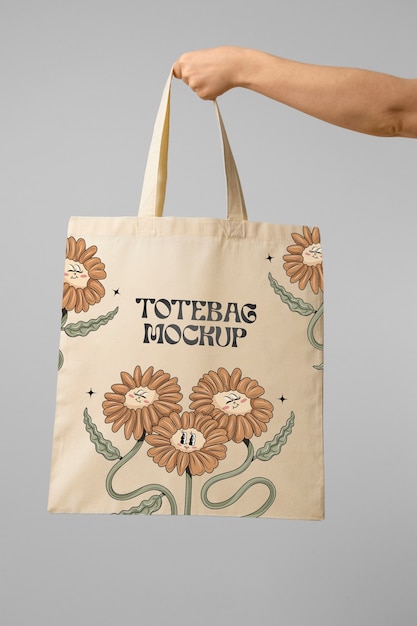 Vista lateral mano sosteniendo totebag