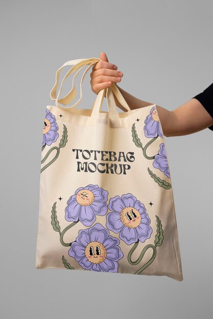 PSD vista lateral mano sosteniendo totebag