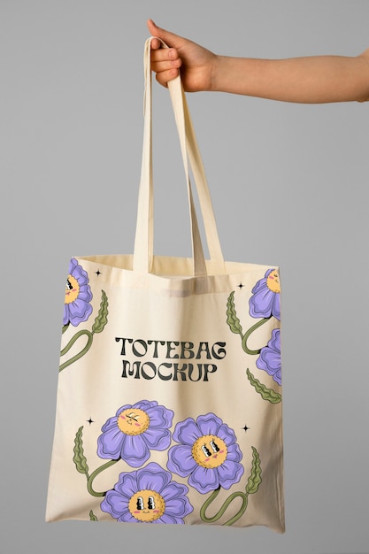 PSD vista lateral mano sosteniendo totebag