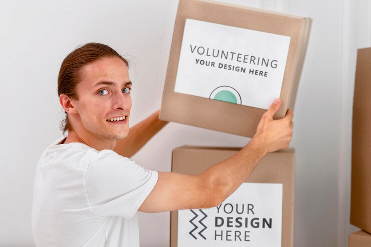 PSD vista lateral del voluntario masculino manipulando cajas con donaciones
