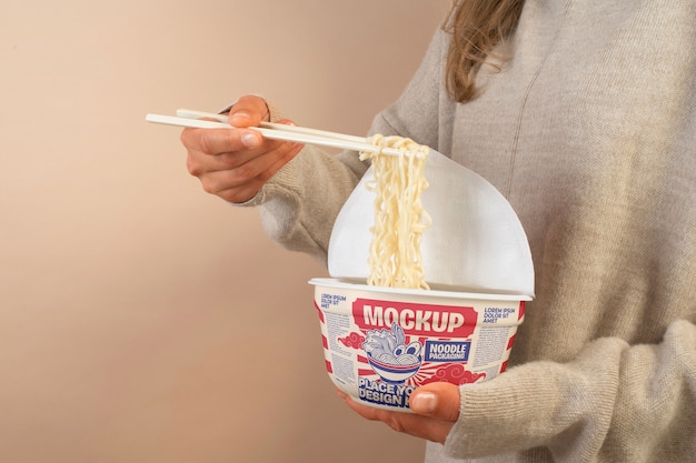Vista laterale donna con un imballaggio di noodle