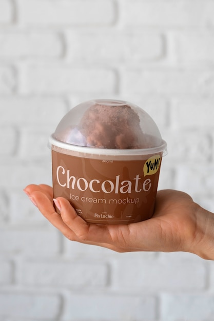 Vista laterale mano che tiene un delizioso gelato