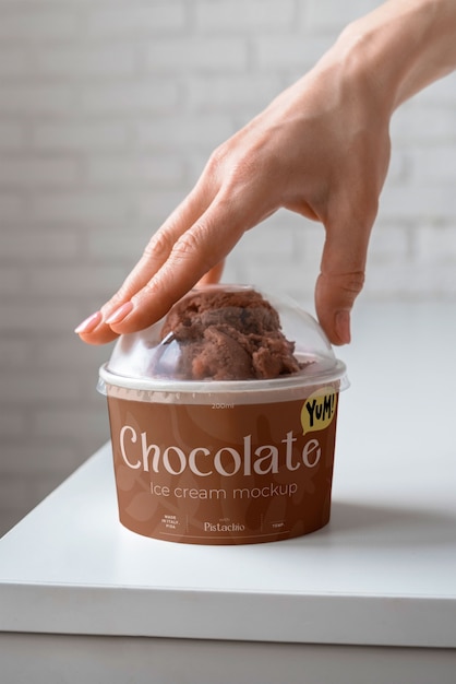 Vista laterale mano che tiene un delizioso gelato