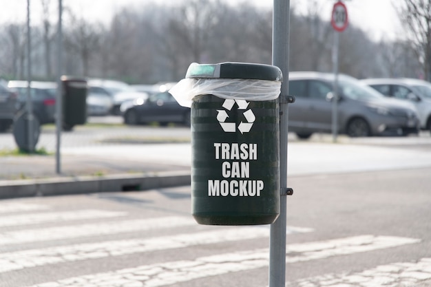 PSD vista de la maqueta del bote de basura al aire libre en la calle