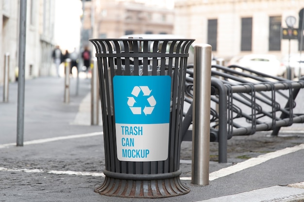 PSD vista de la maqueta del bote de basura al aire libre en la calle