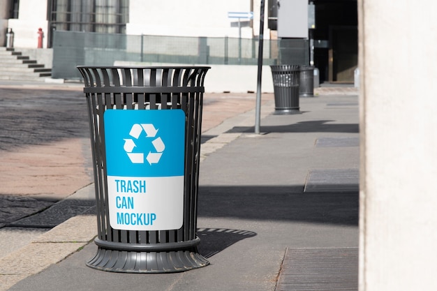 PSD vista de la maqueta del bote de basura al aire libre en la calle