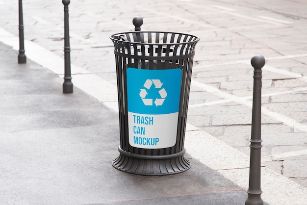 PSD vista de la maqueta del bote de basura al aire libre en la calle