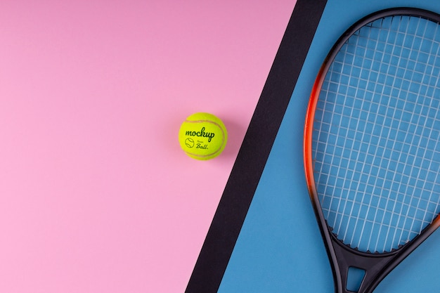 PSD vista de maqueta de pelota de tenis y raqueta de tenis.