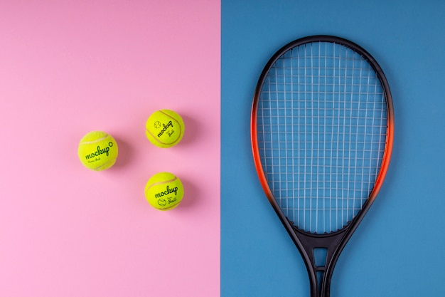 Vista de maquetas de pelotas de tenis y raqueta de tenis.
