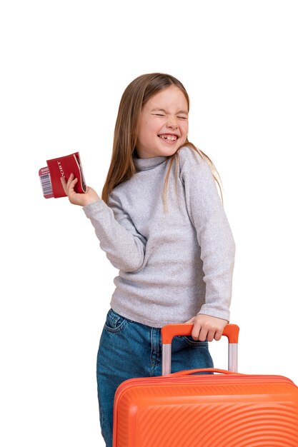 Vista de niña con equipaje para viajar y pasaporte