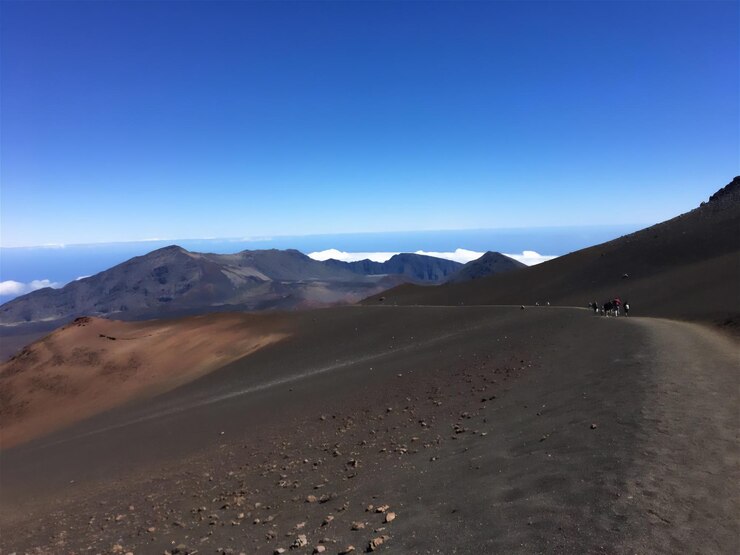 PSD vista panorâmica de uma estrada de montanha sob um céu azul claro