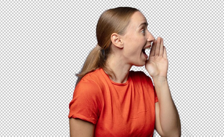 PSD vista de perfil mirando feliz y emocionado gritando y llamando para copiar el espacio en el lado