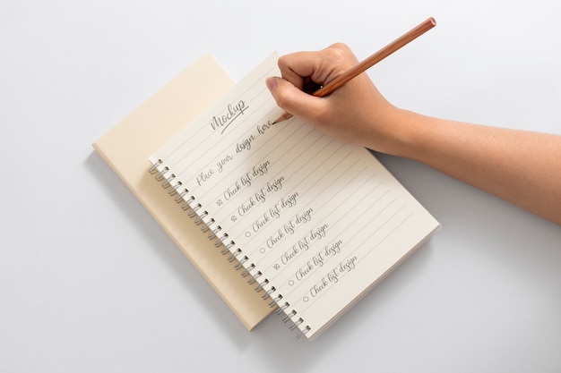 Vista de persona escribiendo en papel con lápiz