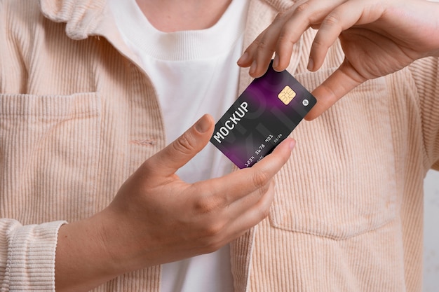 PSD vista de la persona que utiliza el diseño de la maqueta de tarjeta de crédito