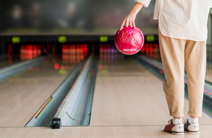PSD vista posterior de la mujer jugando a los bolos