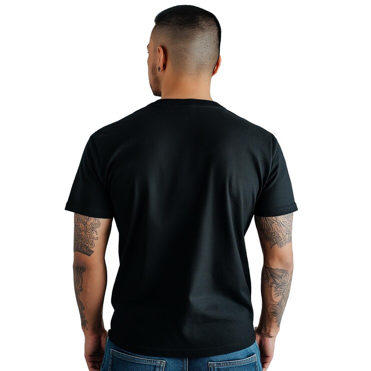 PSD vista posteriore di una maglietta da uomo per un mockup un uomo tatuato che indossa una magliette nera su uno sfondo bianco