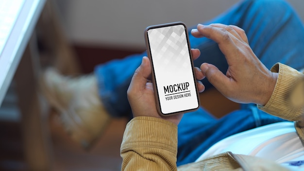 Vista ravvicinata del maschio utilizzando il mockup dello smartphone