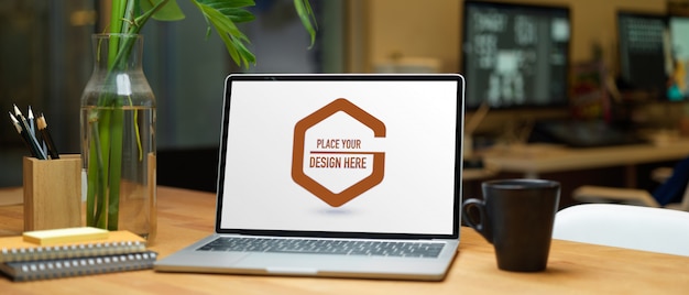 Vista ravvicinata del piano di lavoro con lo schermo del laptop
