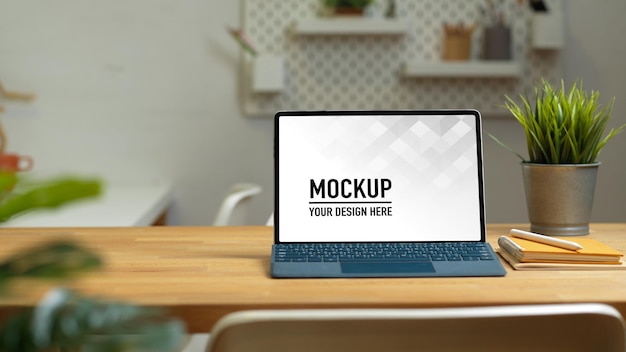 Vista ravvicinata del piano di lavoro con mockup di laptop