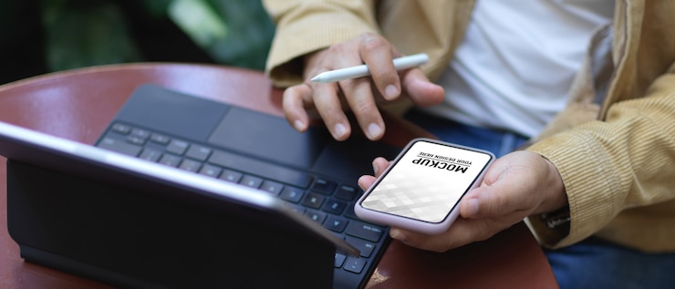 PSD vista ravvicinata dell'area di lavoro con phonr mockup nella stanza dell'home office