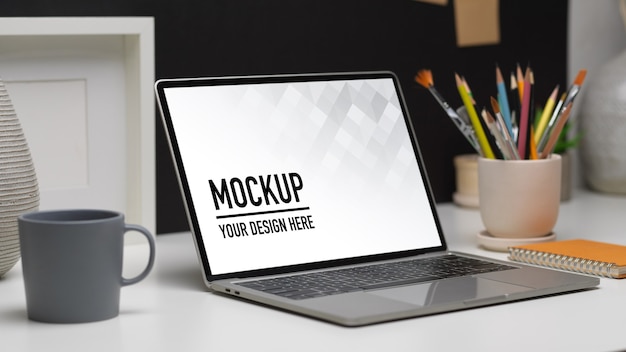 Vista ravvicinata della stanza dell'home office con laptop mockup