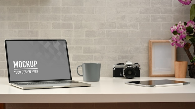 Vista ravvicinata della stanza dell'ufficio domestico con il modello del portatile