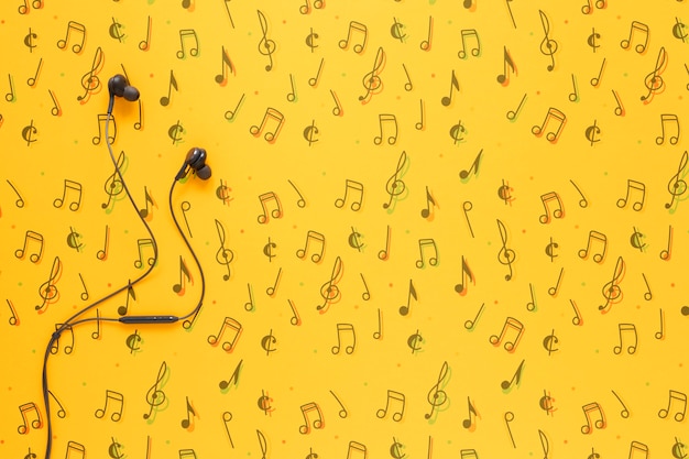 Vista superior de los auriculares en fondo amarillo con espacio de copia