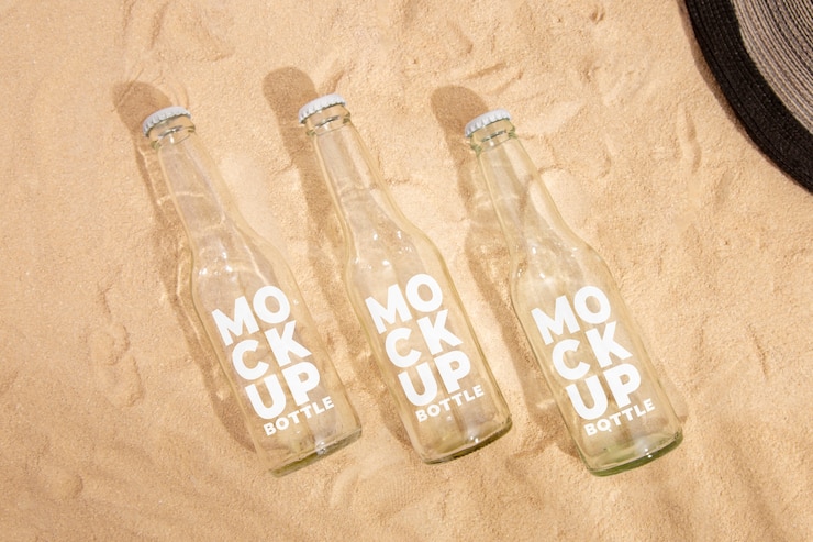 PSD vista superior de botellas de refresco en la playa