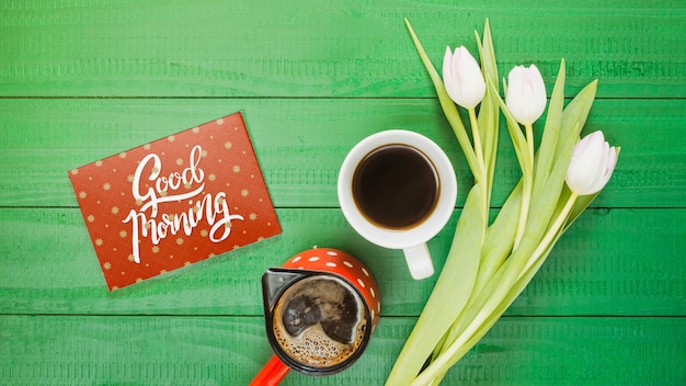 Vista superior coleção de xícara de café ao lado de flores