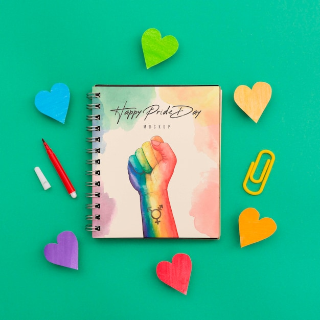 PSD vista superior de corazones de colores del arco iris con cuaderno para orgullo lgbt