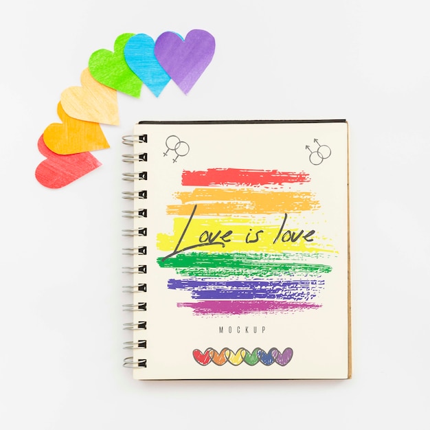 Vista superior del cuaderno con corazones de colores del arco iris para el orgullo lgbt