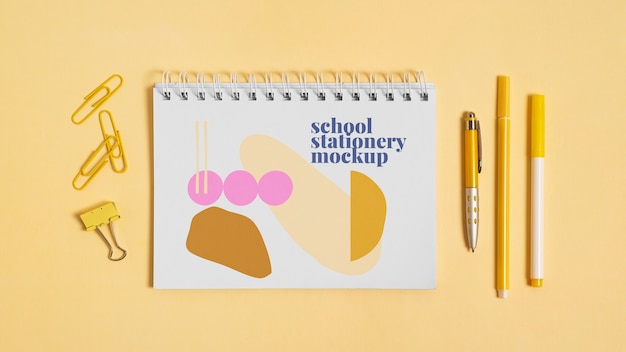 Vista superior da coleção de artigos de papelaria monocromática com cores pastel