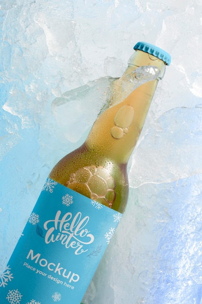 Vista superior da garrafa de cerveja na neve