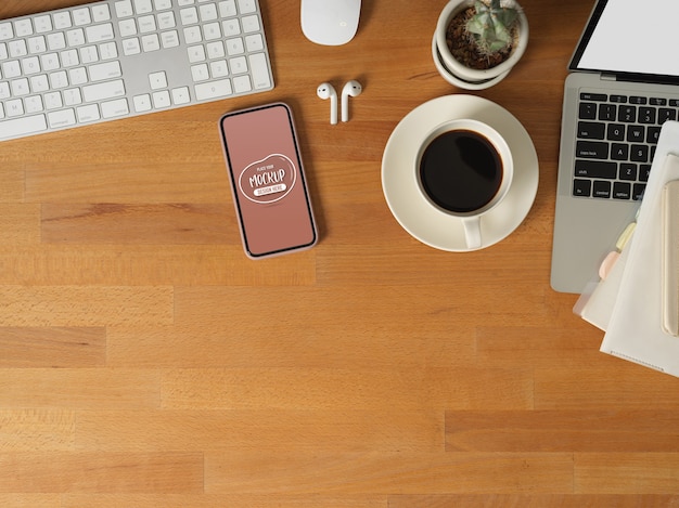 Vista superior da mesa de trabalho com simulação de smartphone, laptop, dispositivo de computador, suprimentos e espaço de cópia