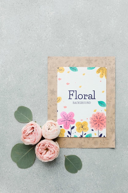 Vista superior do cartão com rosas da primavera e folhas