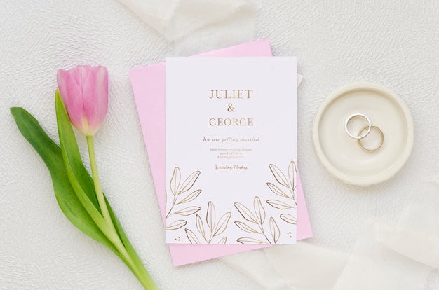 PSD vista superior do cartão de casamento com tulipa e anéis