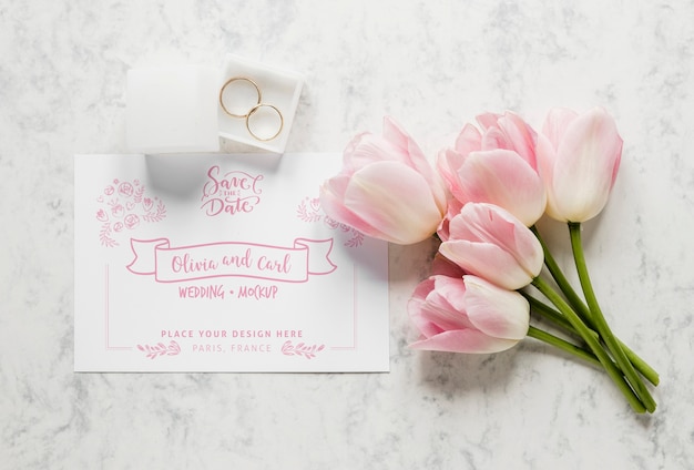 Vista superior do cartão de casamento com tulipas e anéis