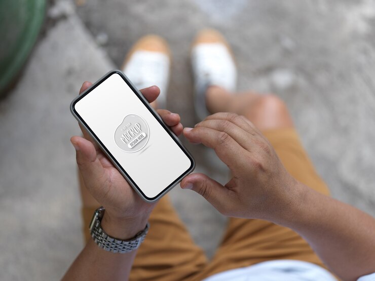 PSD vista superior do homem segurando a simulação de smartphone ao ar livre
